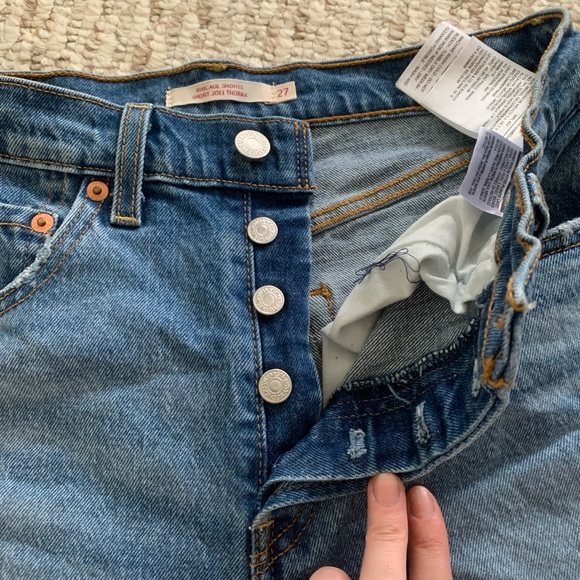 Levi’s Ribcage Shorts - Picture 3 of 4